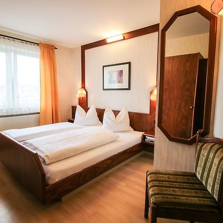 Hotel-Restaurant Und Gaestehaus Loewen Suessen ภายนอก รูปภาพ