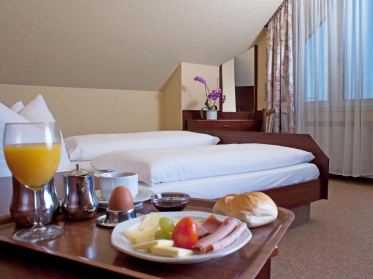 Hotel-Restaurant Und Gaestehaus Loewen Suessen ภายนอก รูปภาพ