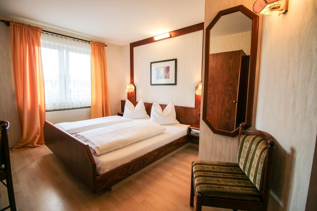Hotel-Restaurant Und Gaestehaus Loewen Suessen ภายนอก รูปภาพ