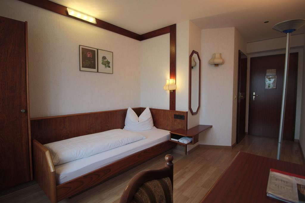 Hotel-Restaurant Und Gaestehaus Loewen Suessen ภายนอก รูปภาพ