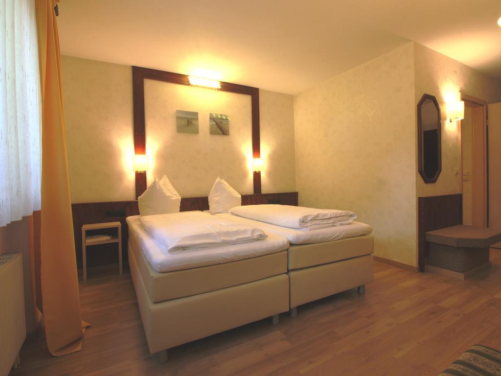 Hotel-Restaurant Und Gaestehaus Loewen Suessen ภายนอก รูปภาพ