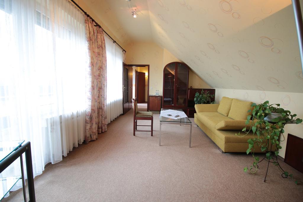Hotel-Restaurant Und Gaestehaus Loewen Suessen ภายนอก รูปภาพ