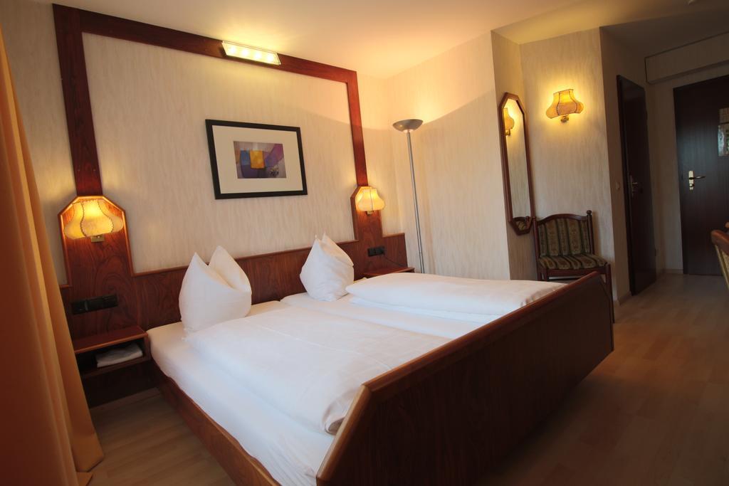 Hotel-Restaurant Und Gaestehaus Loewen Suessen ภายนอก รูปภาพ