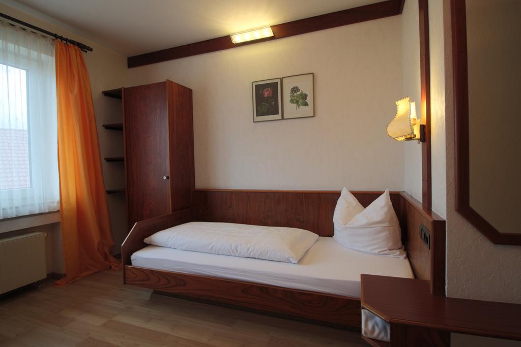 Hotel-Restaurant Und Gaestehaus Loewen Suessen ภายนอก รูปภาพ