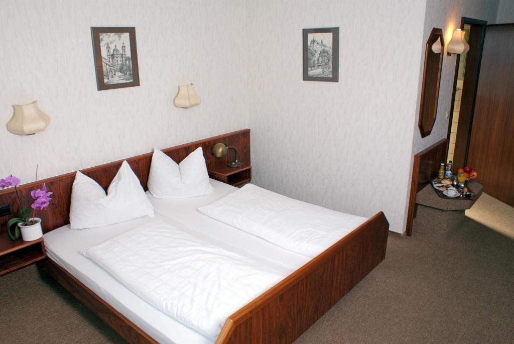 Hotel-Restaurant Und Gaestehaus Loewen Suessen ภายนอก รูปภาพ