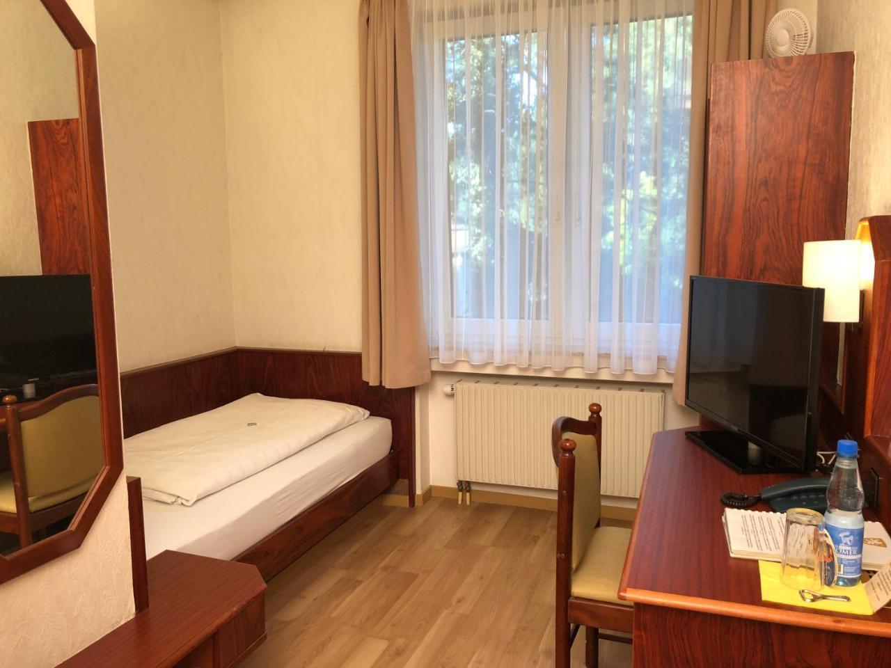 Hotel-Restaurant Und Gaestehaus Loewen Suessen ภายนอก รูปภาพ