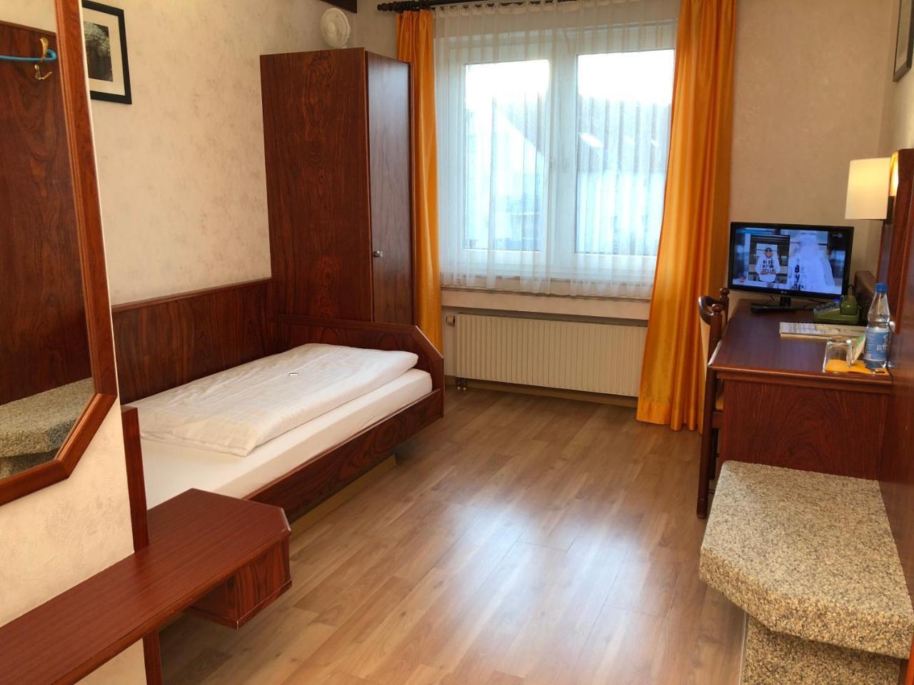 Hotel-Restaurant Und Gaestehaus Loewen Suessen ภายนอก รูปภาพ