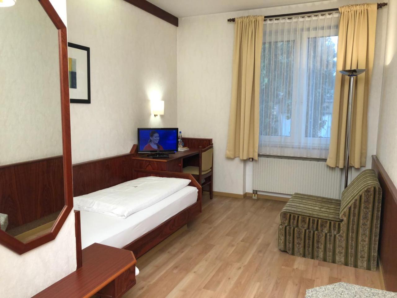 Hotel-Restaurant Und Gaestehaus Loewen Suessen ภายนอก รูปภาพ
