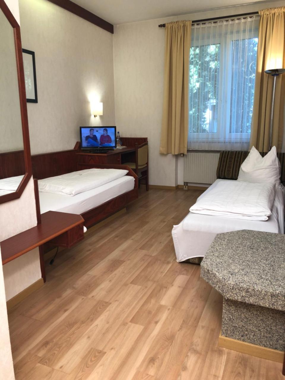 Hotel-Restaurant Und Gaestehaus Loewen Suessen ภายนอก รูปภาพ