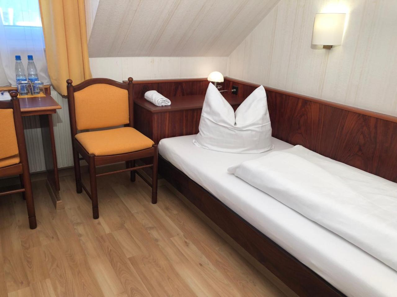 Hotel-Restaurant Und Gaestehaus Loewen Suessen ภายนอก รูปภาพ