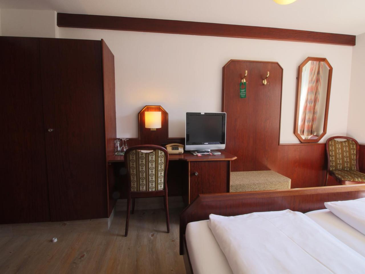 Hotel-Restaurant Und Gaestehaus Loewen Suessen ภายนอก รูปภาพ