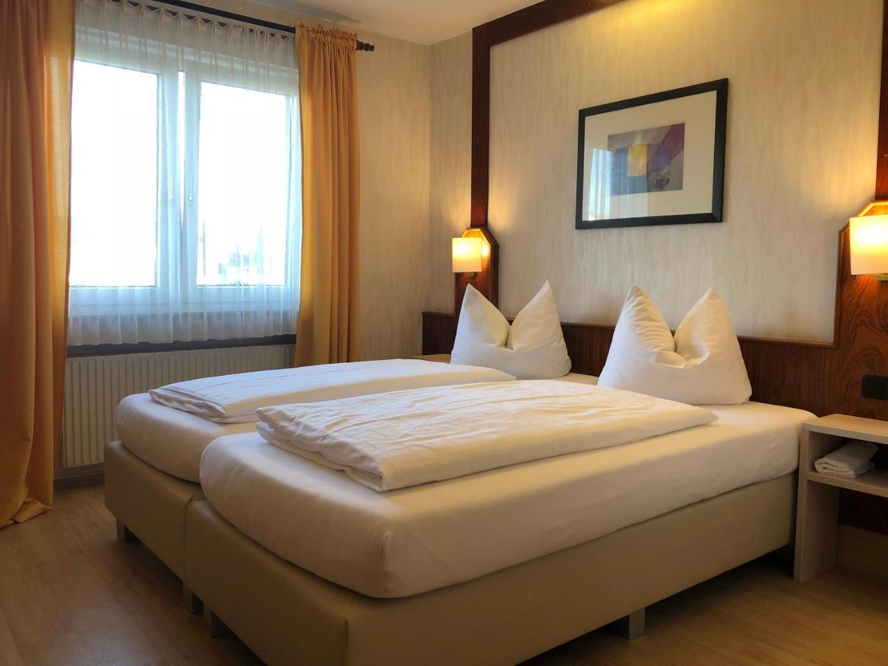 Hotel-Restaurant Und Gaestehaus Loewen Suessen ภายนอก รูปภาพ