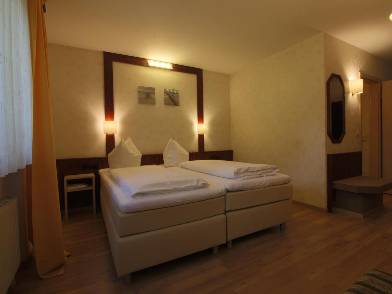 Hotel-Restaurant Und Gaestehaus Loewen Suessen ภายนอก รูปภาพ