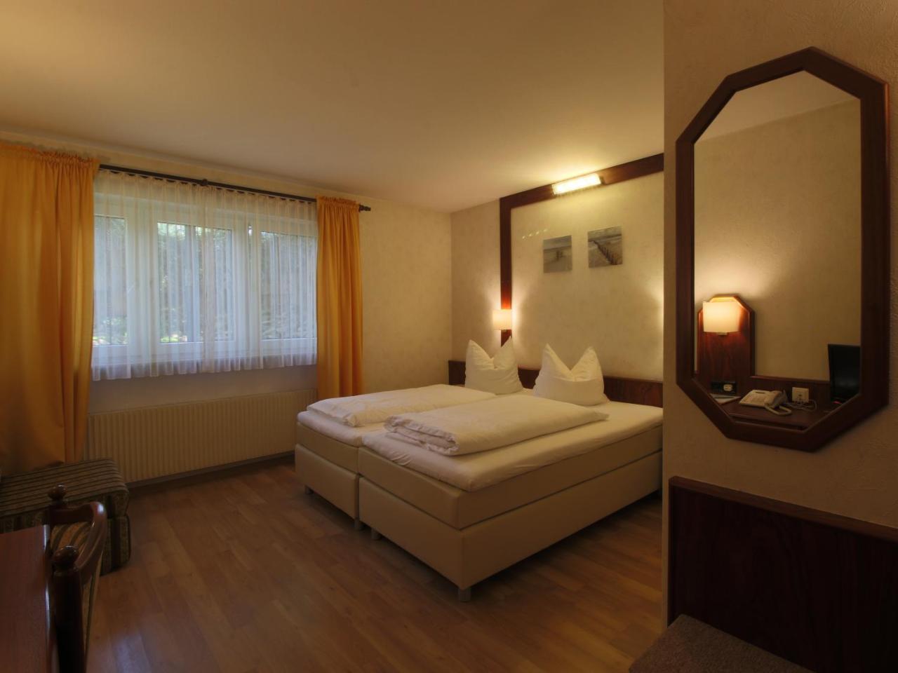 Hotel-Restaurant Und Gaestehaus Loewen Suessen ภายนอก รูปภาพ