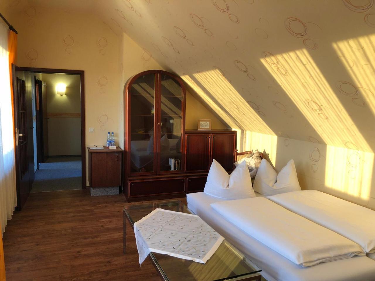 Hotel-Restaurant Und Gaestehaus Loewen Suessen ภายนอก รูปภาพ