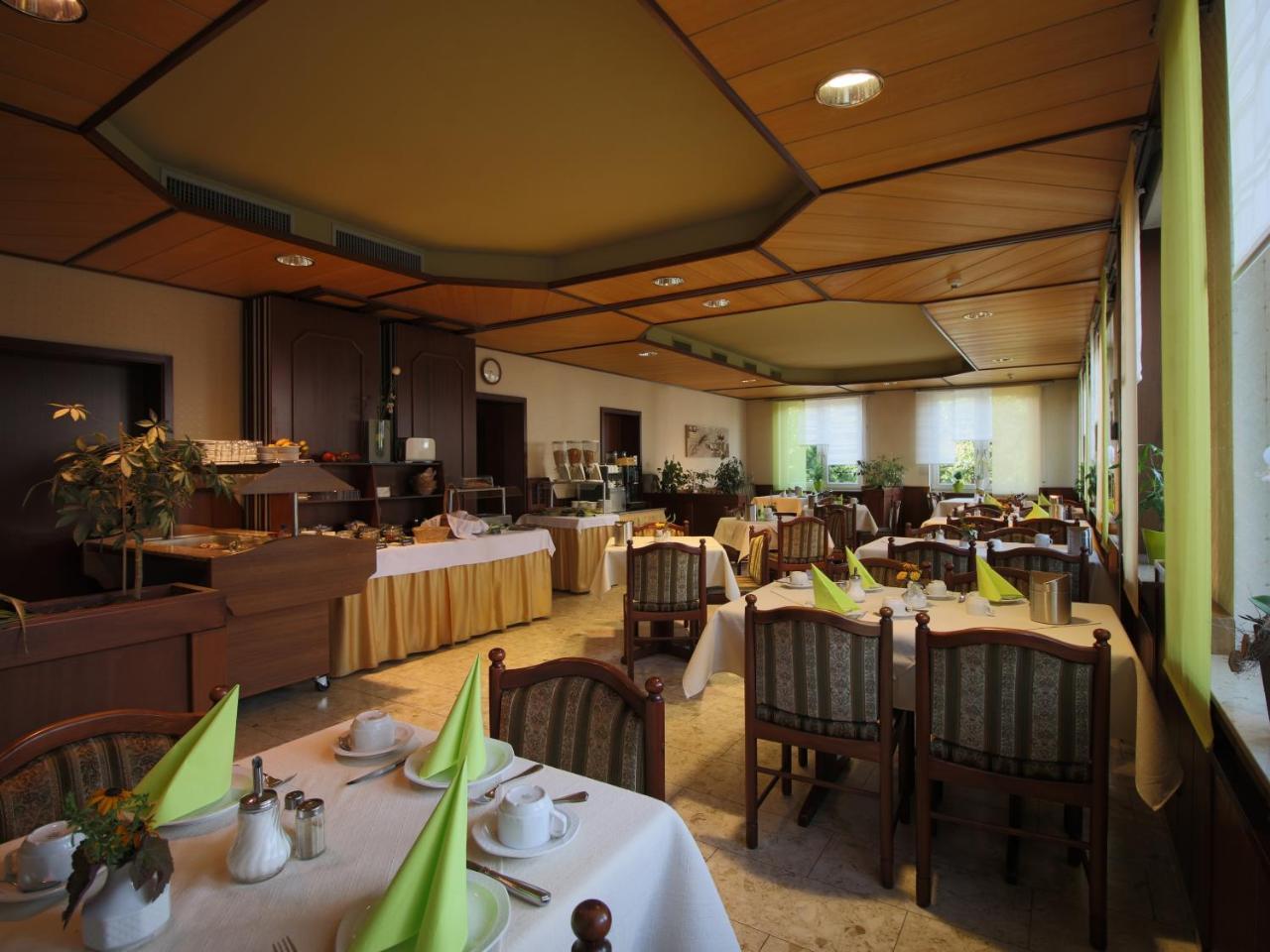 Hotel-Restaurant Und Gaestehaus Loewen Suessen ภายนอก รูปภาพ