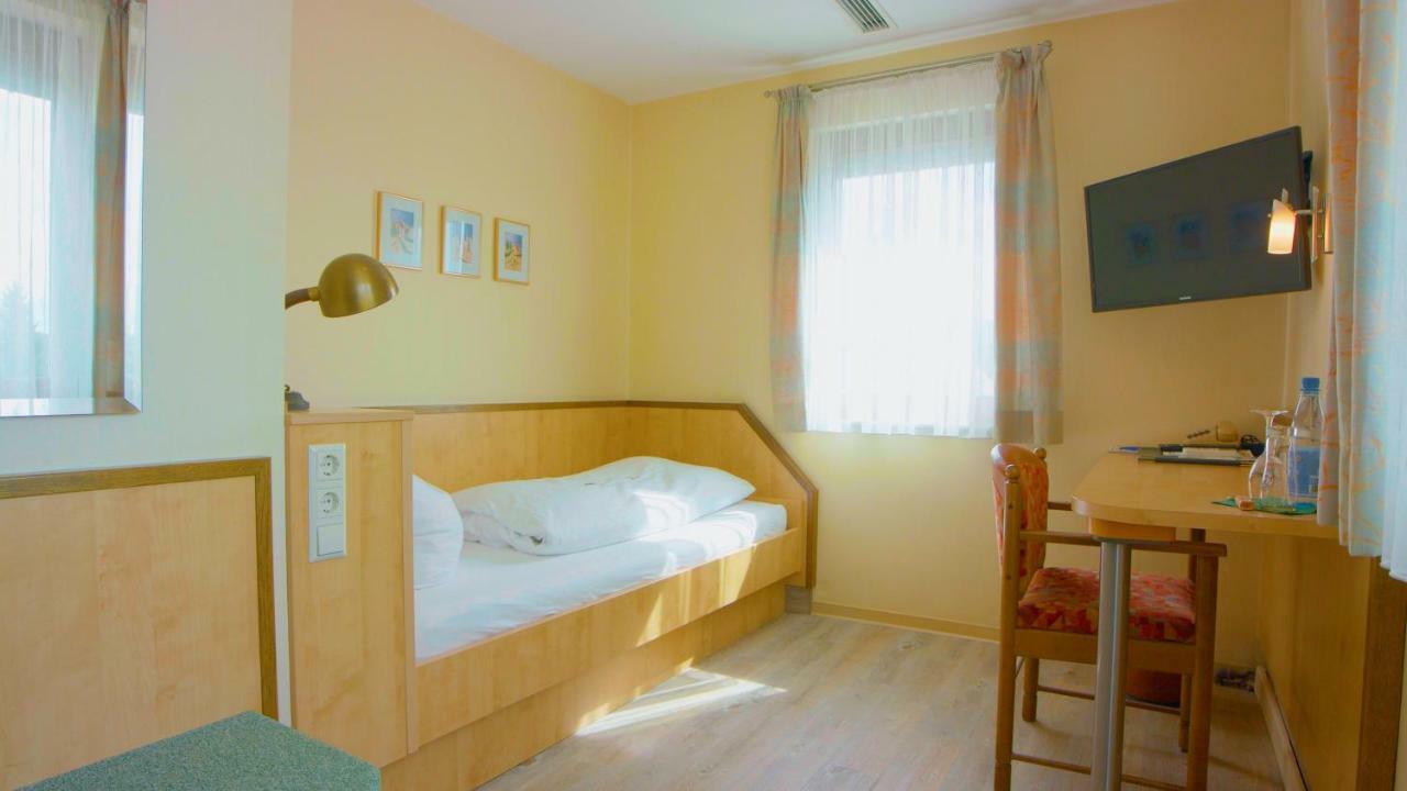 Hotel-Restaurant Und Gaestehaus Loewen Suessen ภายนอก รูปภาพ